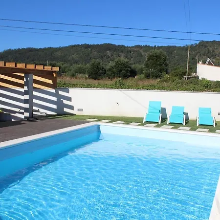 Moradia Dos Telhadinhos Com Piscina *