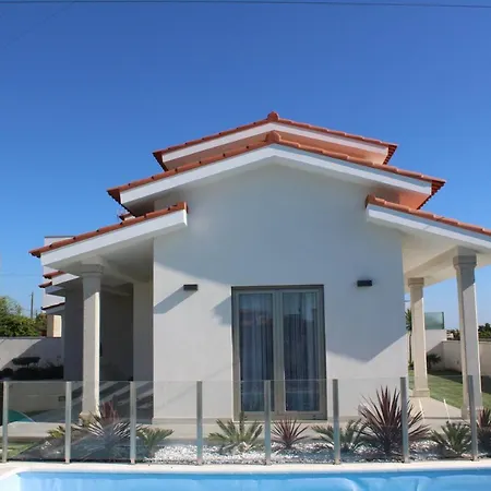 Moradia Dos Telhadinhos Com Piscina *